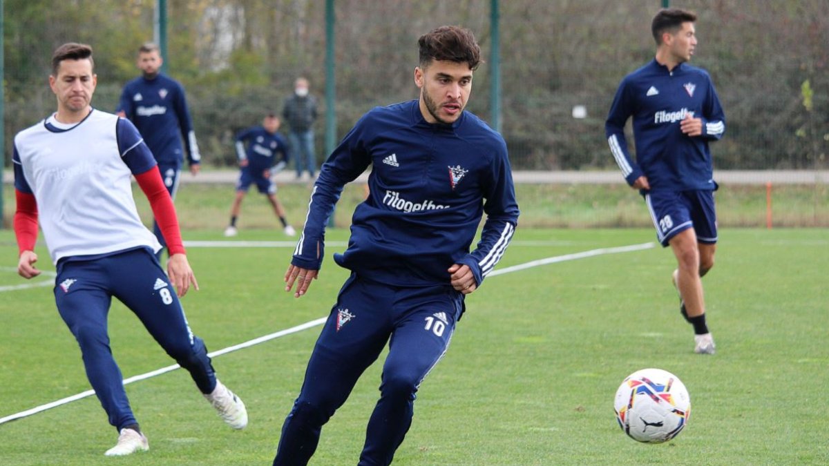 El Mirandés se ejercitó ayer en Anduva antes de viajar a las Canarias. CD MIRANDÉS