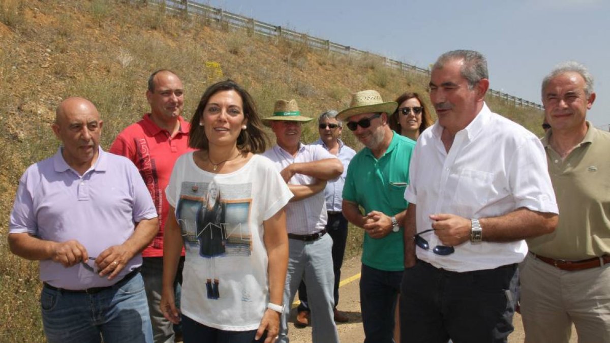 La consejera de Agricultura y Ganadería, Milagros Marcos, junto a Aurelio Pérez de COAG, a Donaciano Dujo de ASAJA, a Domiciano Pastor de UPA Palencia y al alcalde de Herrera, Javier San Millán, entre otros ,en la presentación los datos de estimación de l-Ical
