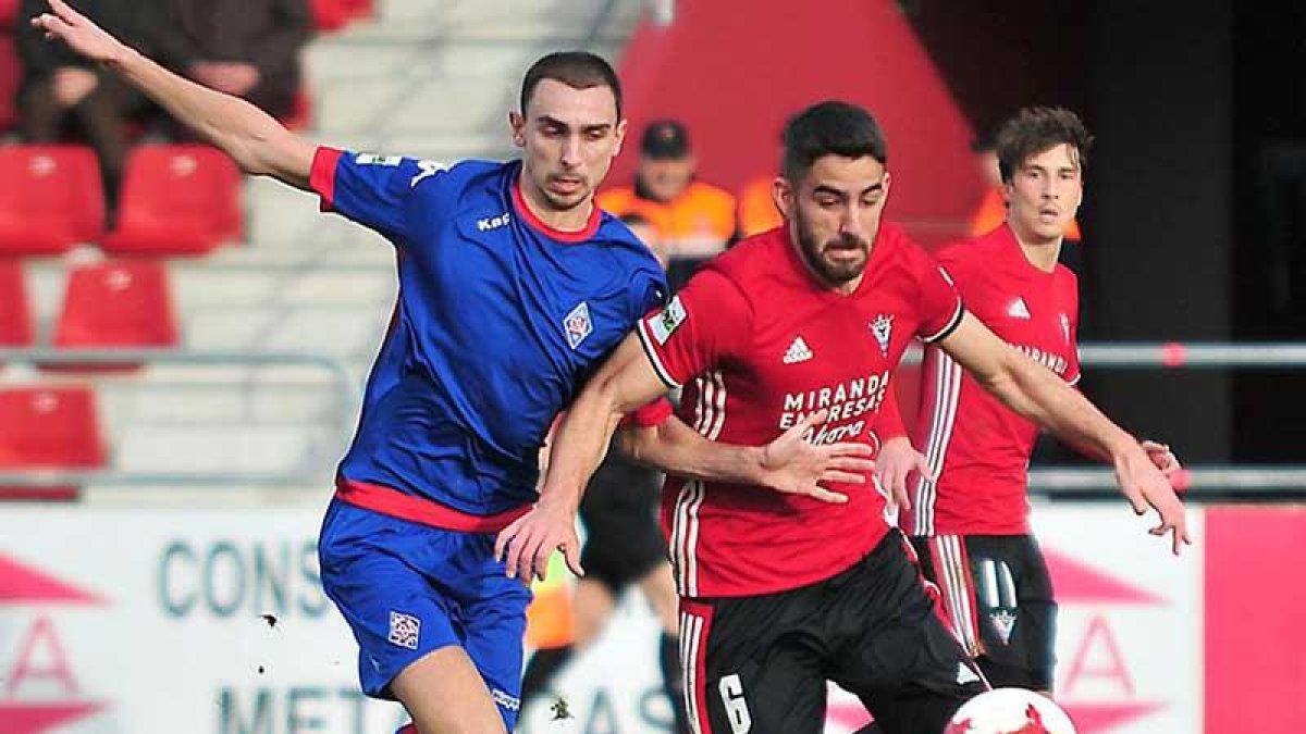Eneko Undabarrena protege el balón en el choque ante el Amorebieta.-JOSÉ ESTEBAN EGURROLA