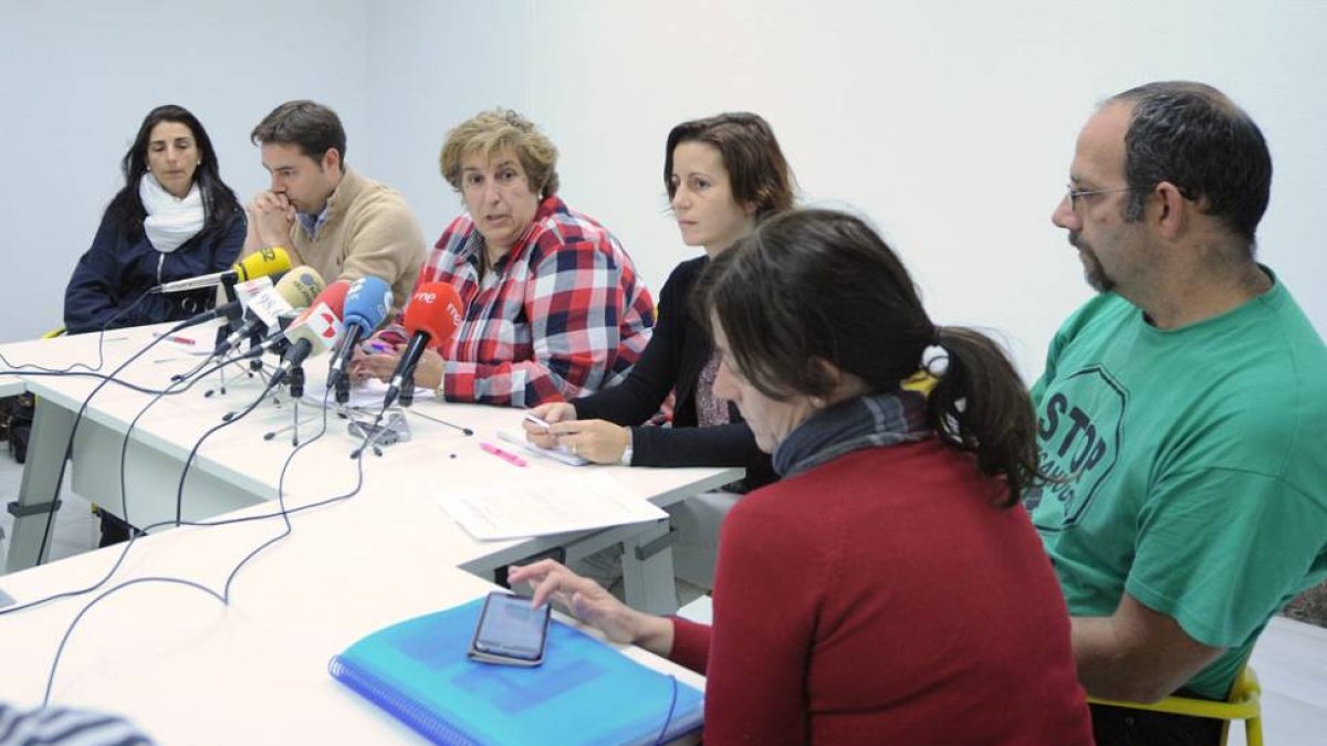 Todos los grupos políticos, junto con la PAH, respaldan la creación de esta iniciativa social para facilitar el acceso a la vivienda.-ISRAEL L. MURILLO