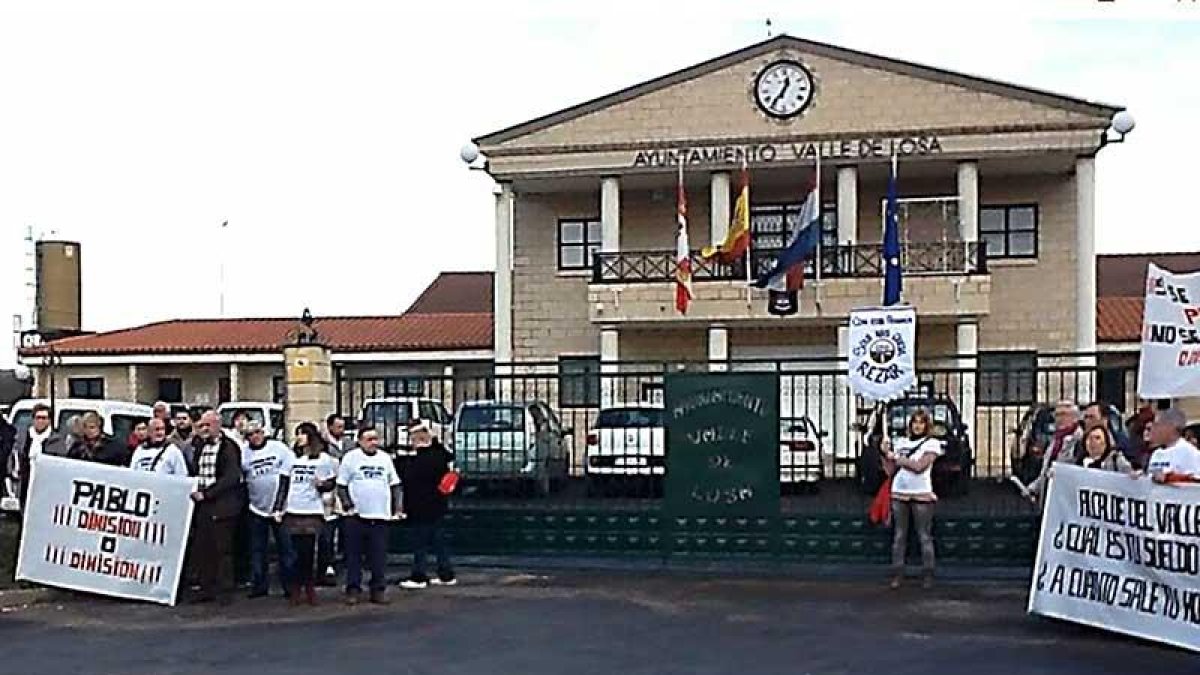 Manifestación de los vecinos de La Hidesilla a las puertas del Ayuntamiento en diciembre del año pasado.-ECB