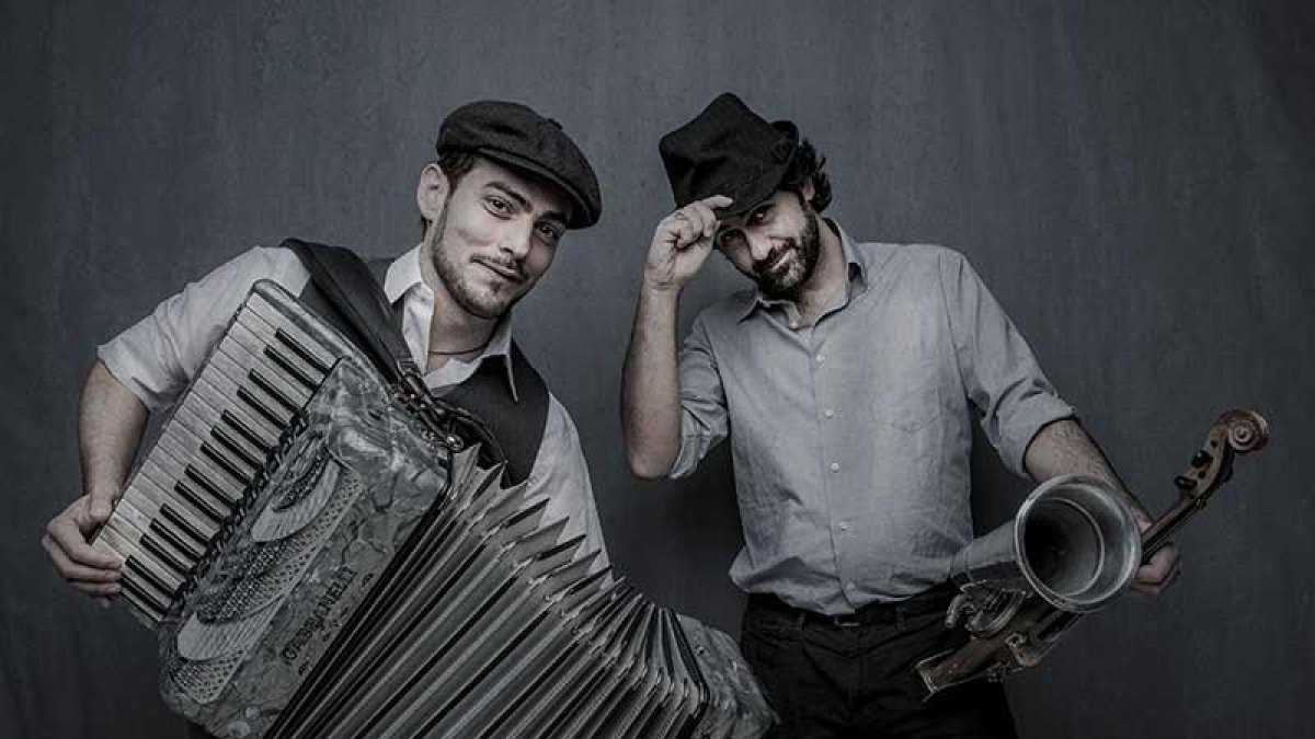Jorge Arribas (i.) y Diego Galaz publican el cuarto álbum de Fetén Fetén, una aventura que iniciaron hace siete años y ya consideran consolidada.-David Palacín
