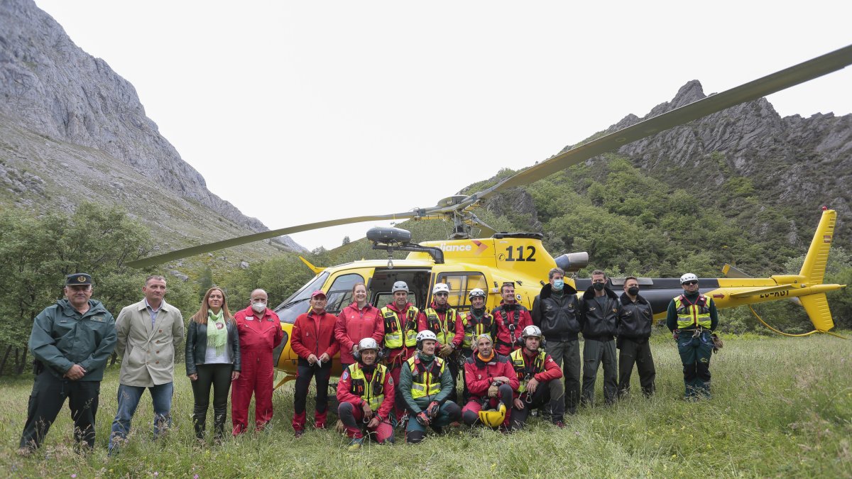 La delegada del Gobierno en Castilla y León, Virginia Barcones, junto al general de brigada jefe de la 12 Zona de la Guardia Civil en Castilla y León, Luis del Castillo, y la directora de la Agencia de Protección Civil y Emergencias, Irene Cortés, asisten al ejercicio conjunto del Grupo de Rescate y Salvamento de la Junta y el Grupo de Rescate e Intervención en Montaña de la Guardia Civil. ICAL