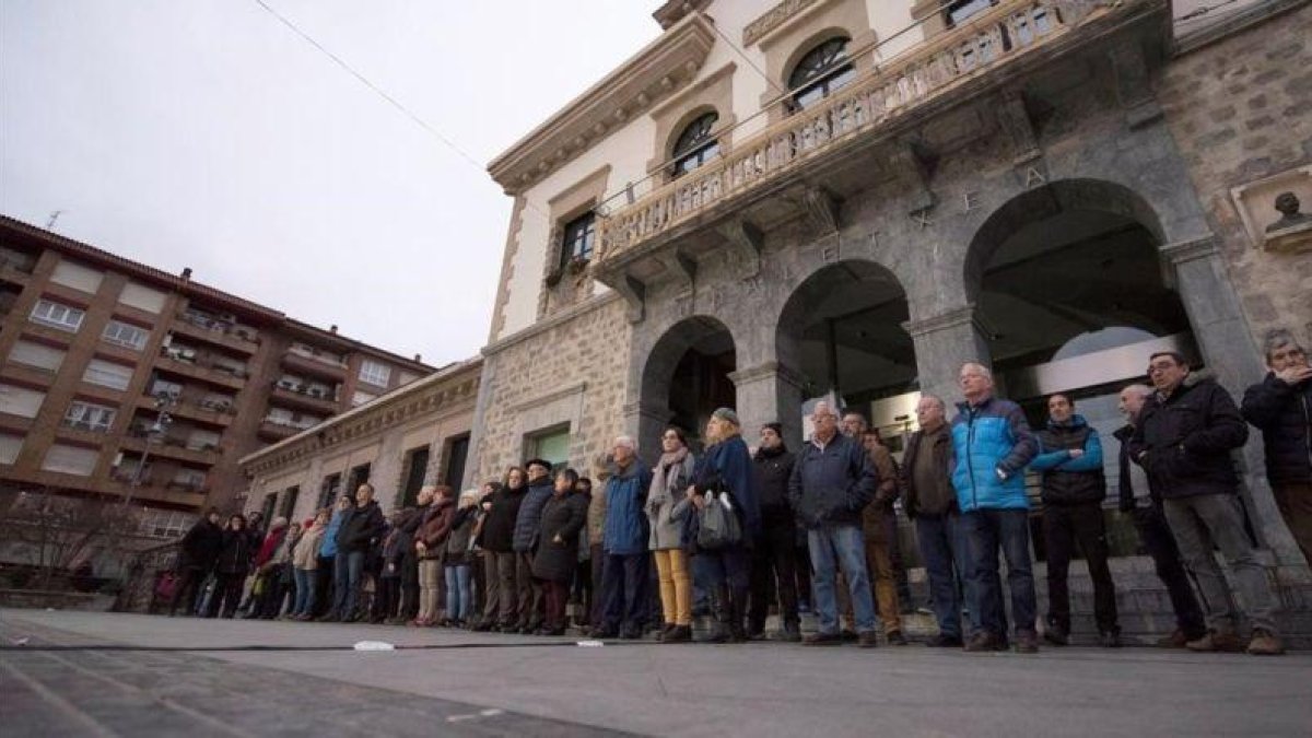 Concentración en Amurrio de rechazo por los disparos contra un caserío.-EFE / ADRIÁN RUIZ DE HIERRO