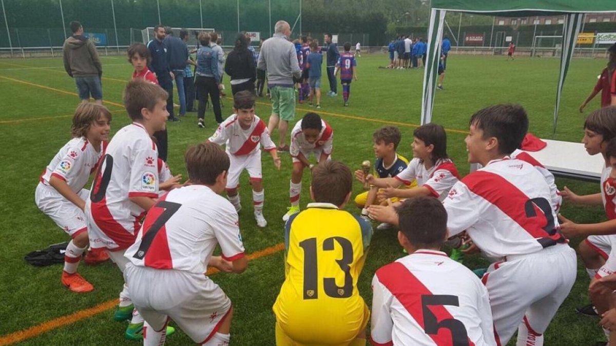 Los chicos del Rayo, en la entrega del trofeo Usansolo.-TWITTER/ RAYO VALLECANO
