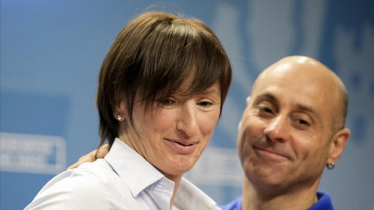 Maider Unda junto a su entrenador, Luis Crespo, en la rueda de prensa en la que ha anunciado su retirada.-EFE / DAVID AGUILAR