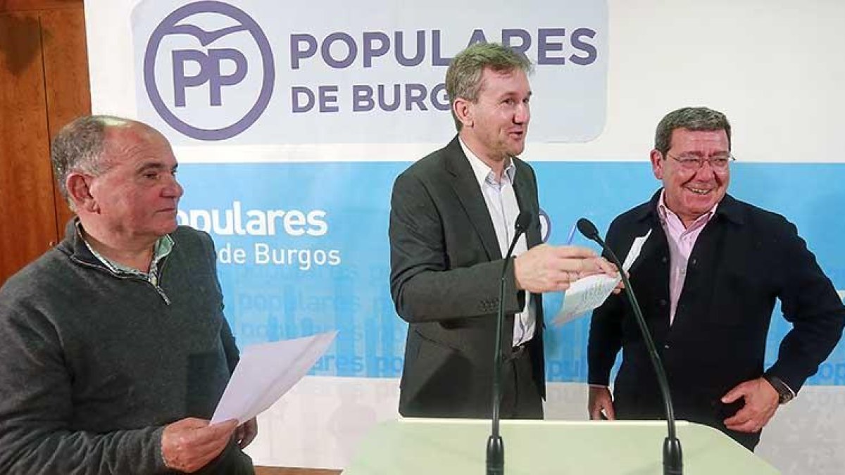 Javier Lacalle, flanqueado por el presidente del Comité Electoral, Alfredo González, y el presidente del PP, César Rico.-RAÚL G. OCHOA