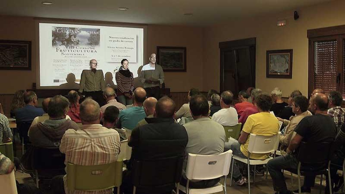 La jornada teórica contó con la presencia de Elena Arroyo y Manuel Martín, del Valle del Jerte.-G.G.