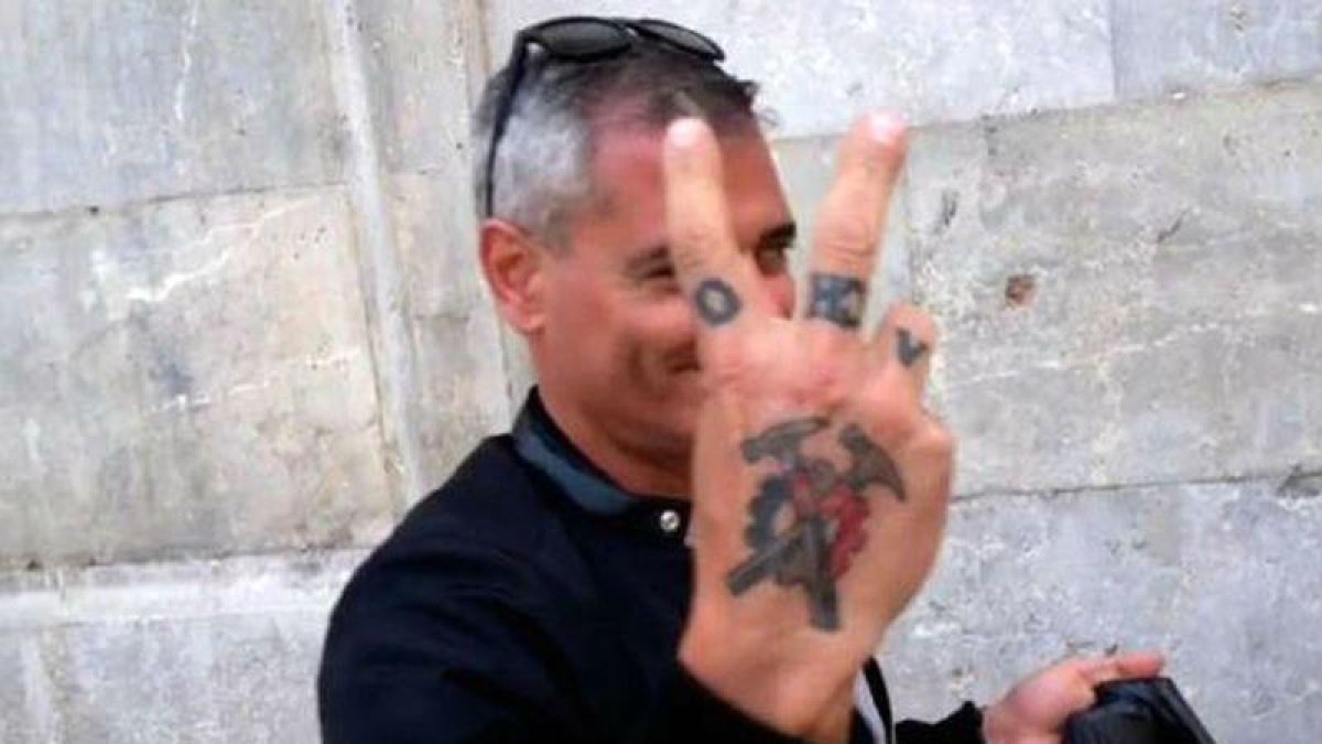 El acompañante de la excandidata de Cs Eva Sagardoy muestra su tatuaje de los Hammerskin.-EL PERIÓDICO