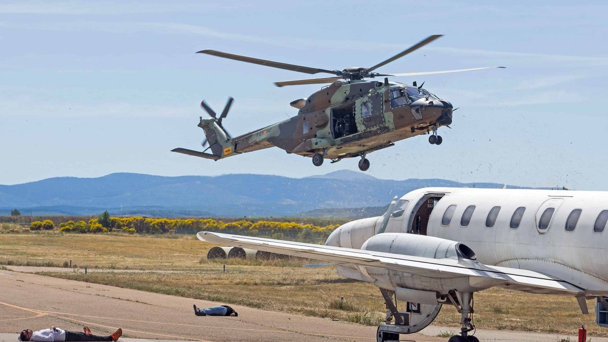 Ejercicio simulado de intervención del Ejército en secuestro terrorista en el aeropuerto de Villafría el pasado junio. TOMÁS ALONSO