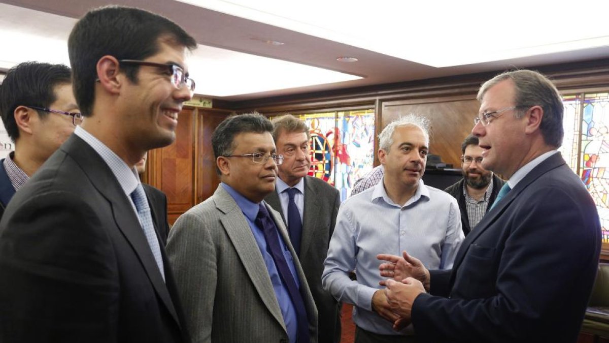 El alcalde de León, Antonio Silván, recibe a una delegación de la Escuela de Aeronáuticos de la Universidad de Washington, que se desplaza a León para ampliar el acuerdo de movilidad de estudiantes y profesores-ICAL