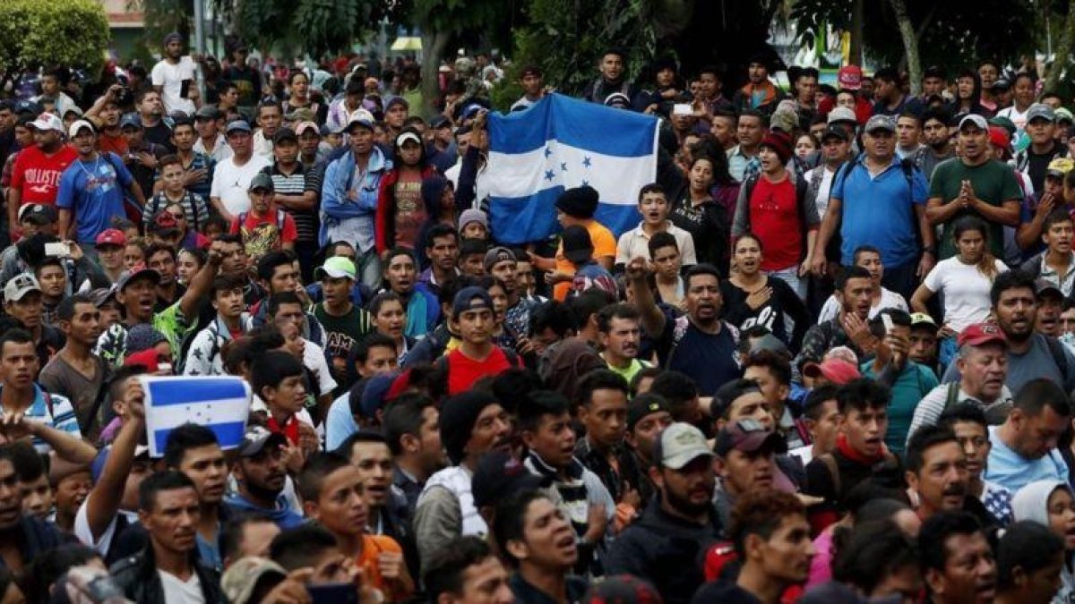 Los inmigrantes hondureños se organizan para pasar a México.-EFE / ESTEBAN BIBA