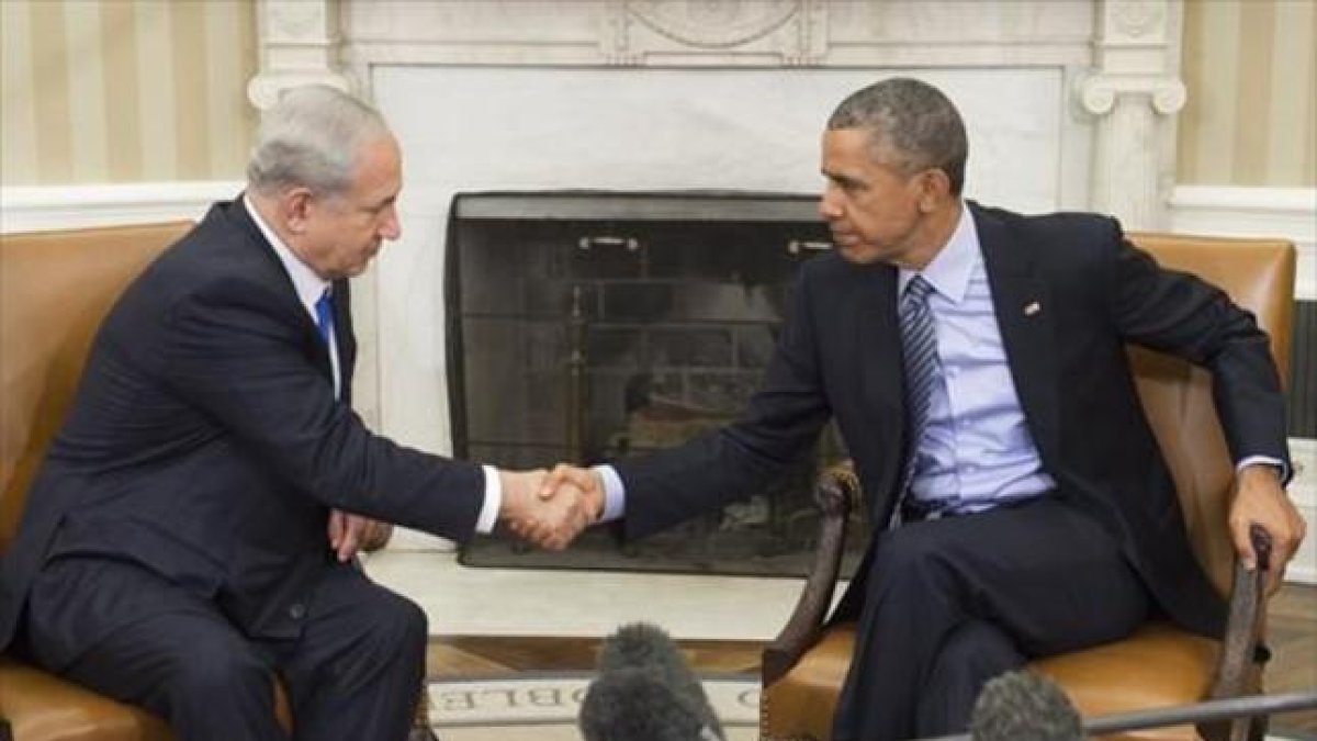 Obama y Netanyahu se saludan al inicio de su encuentro en el despacho Oval de la Casa Blanca, ayer.-AFP / SAUL LOEB
