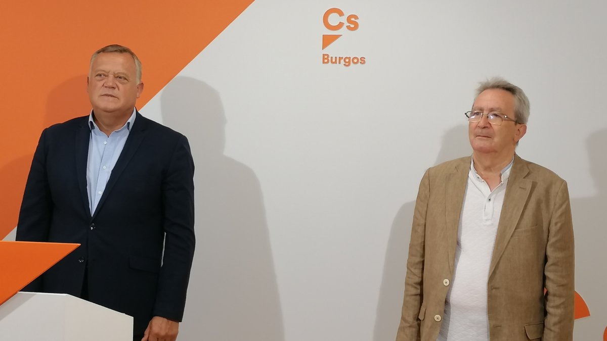 Lorenzo Rodríguez, ayer, junto al portavoz de Ciudadanos en el Ayuntamiento de Sasamón, Fernando Sadornil. D.S.M.