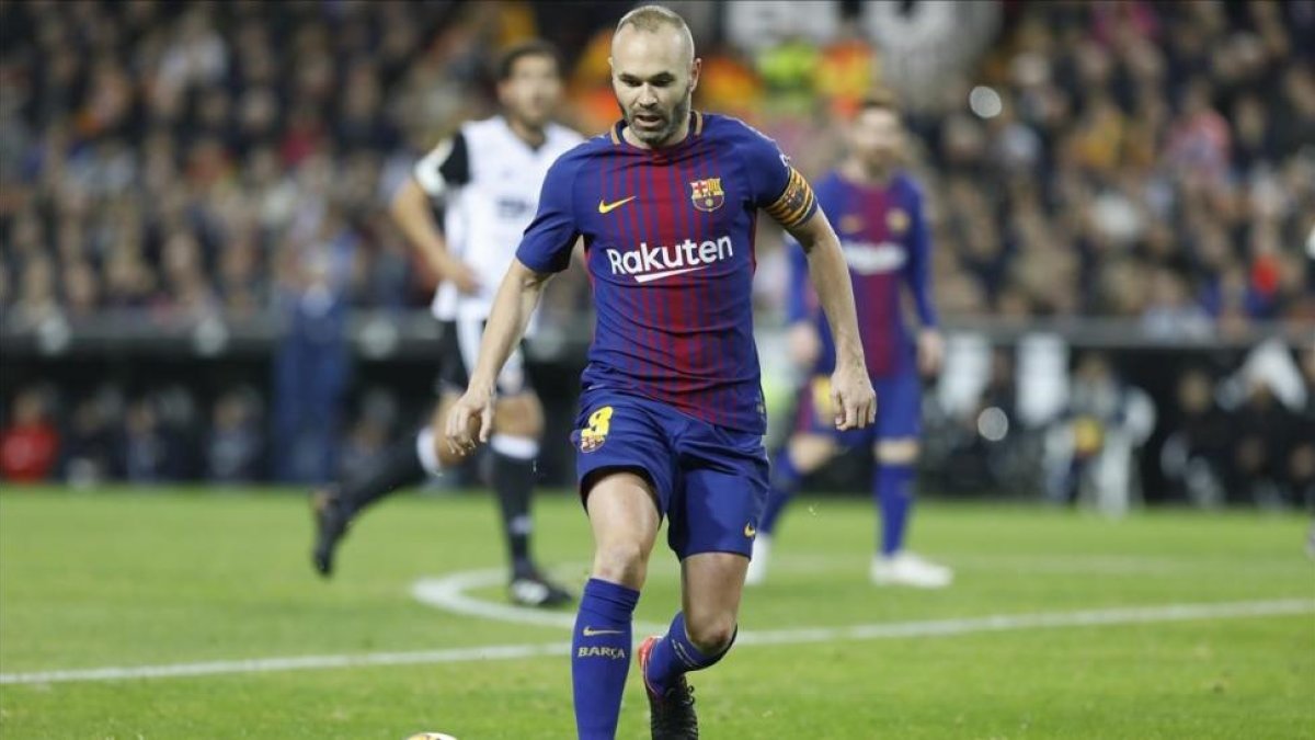 Andrés Iniesta en el partido de liga ante el Valencia del 26 de noviembre.-MIGUEL LORENZO