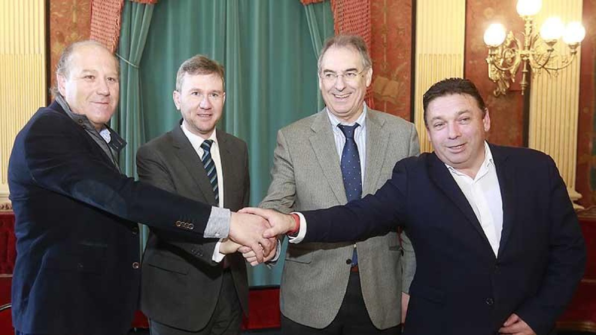 Los representantes sindicales y de la patronal unen sus manos al alcalde tras firmar el acuerdo.-RAÚL G. OCHOA