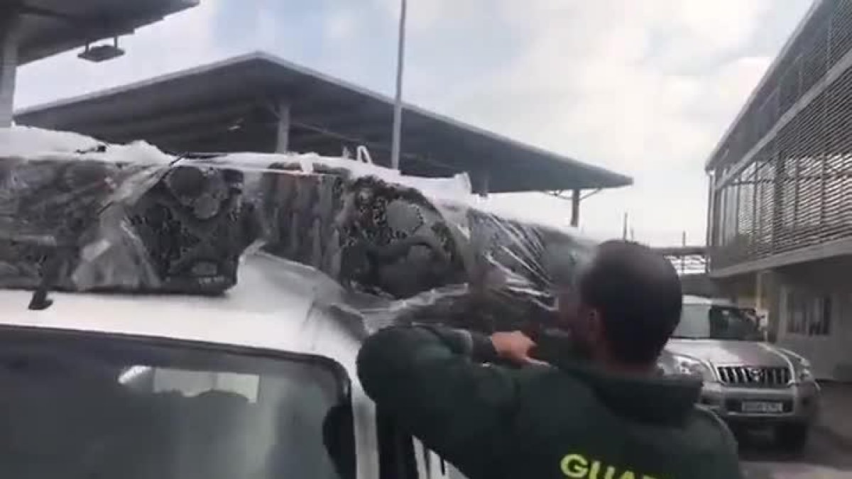La Guardia Civil retira uno de los colchones en cuyo interior viajaba un inmigrante en Melilla.-