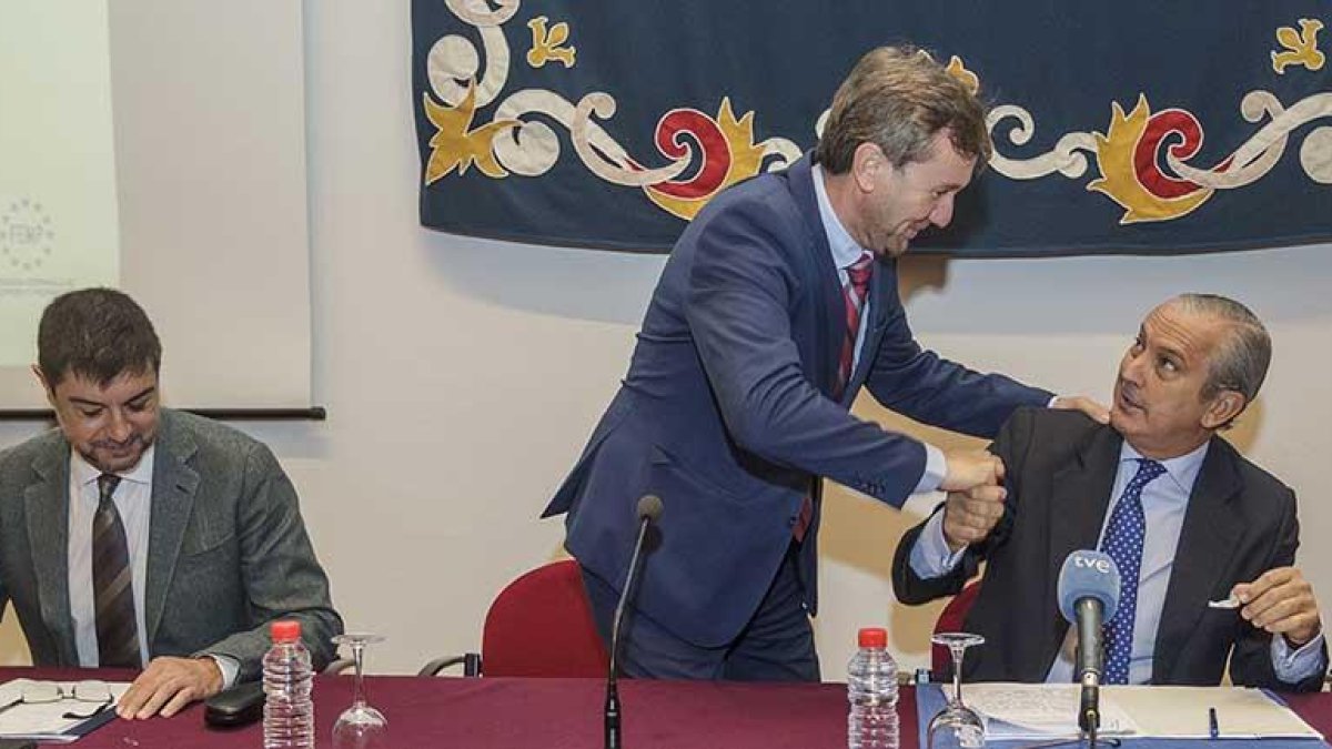 El alcalde de Burgos, Javier Lacalle, saluda a Fernández de Mesa antes de su intervención en la UBU.-SANTI OTERO