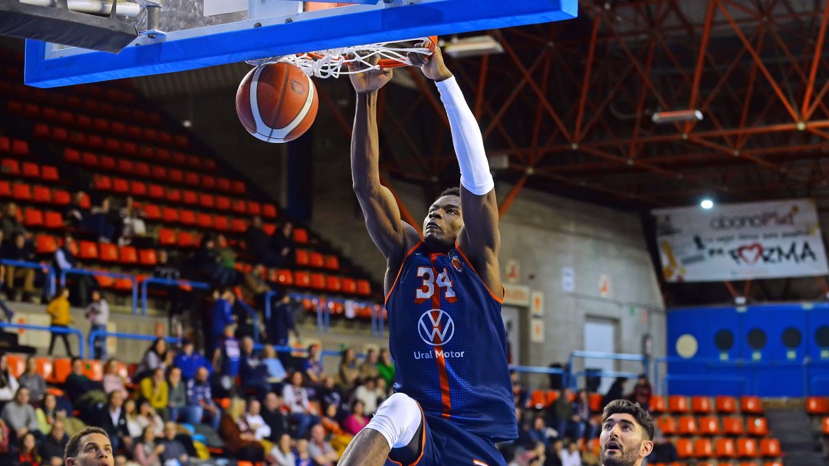 Garmine Kande (MVP) revienta el aro de El Plantío. TOMÁS ALONSO