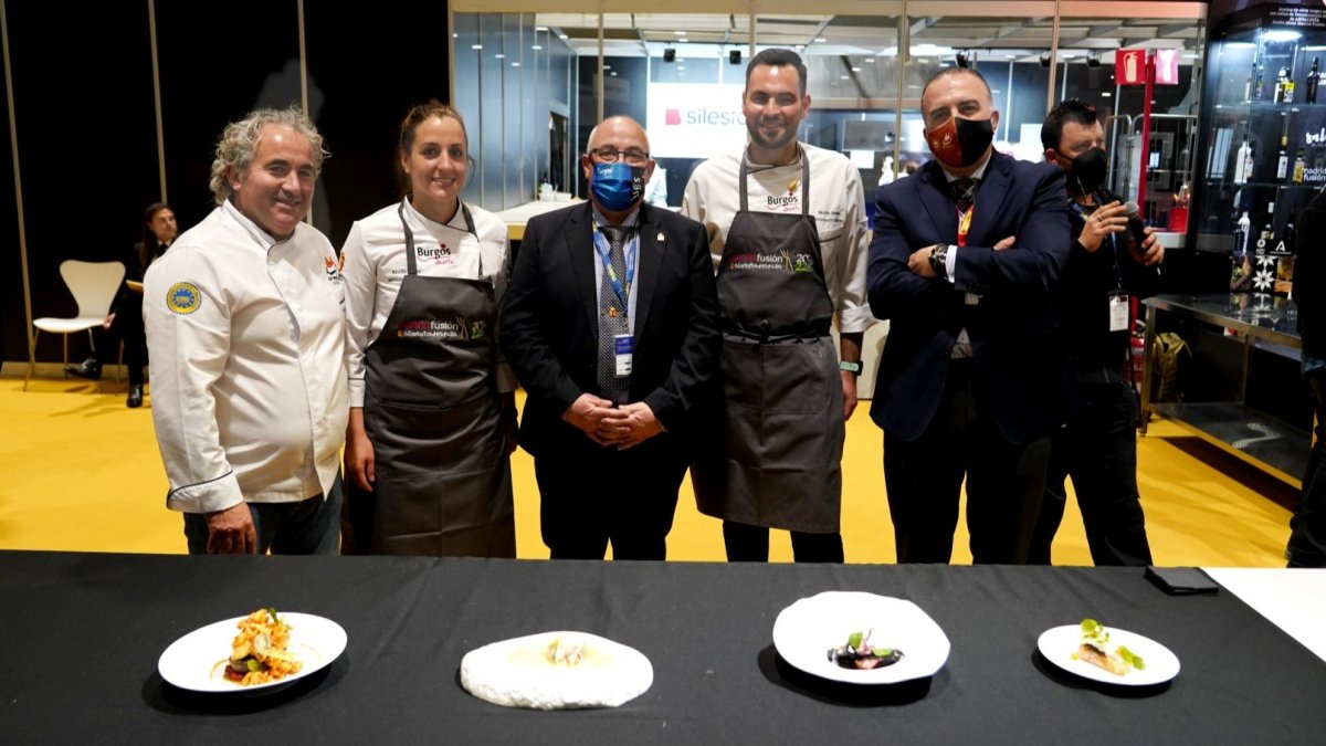 Reyes con el diputado Jesús Sendino, el presidente de la IGP, Roberto Da Silva, y su director, Rafael González. ECB