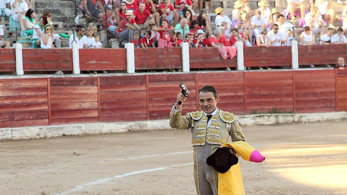 Sánchez Vara pasó como un titán por la capital burebana y cortó dos orejas.-G. GONZÁLEZ