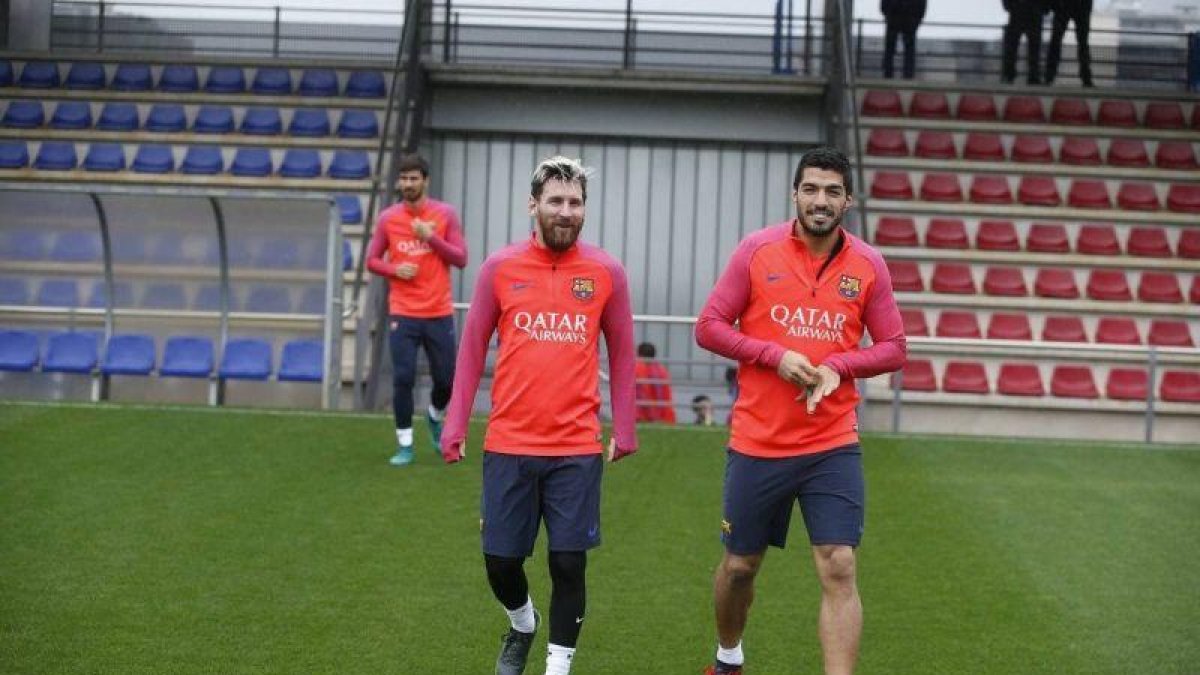 Messi y Suárez, en la ciudad deportiva en el último entrenamiento antes de volar a Glasgow.-FC BARCELONA