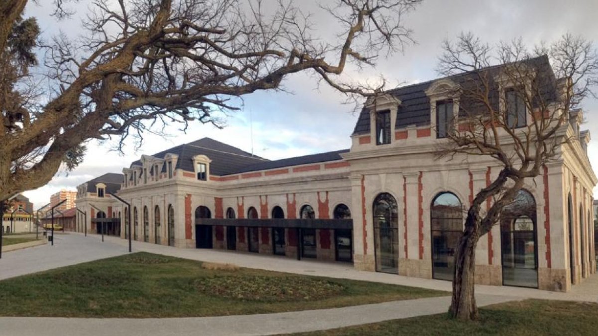 La antigua estación espera el equipamiento para ponerse en marcha.-ISRAEL L. MURILLO