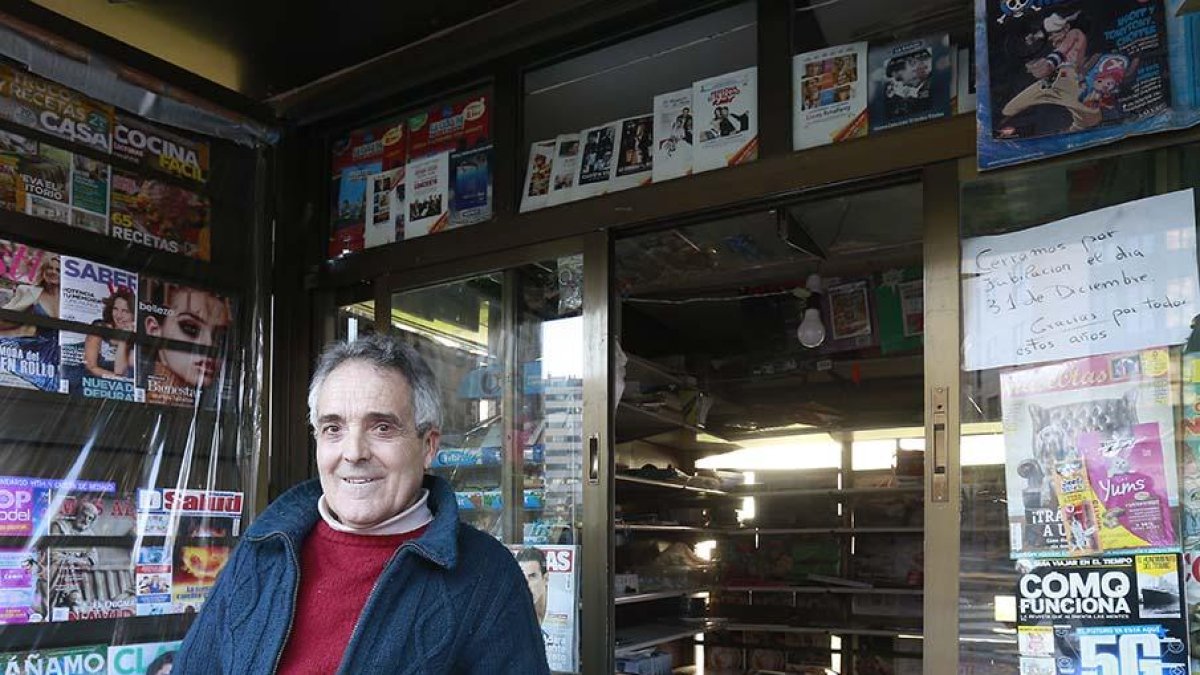 Bene, en el kiosco, con un cartel a su derecha en el que se puede leer: ‘Cerramos por jubilación el 31 de diciembre’ .-RAÚL G. OCHOA