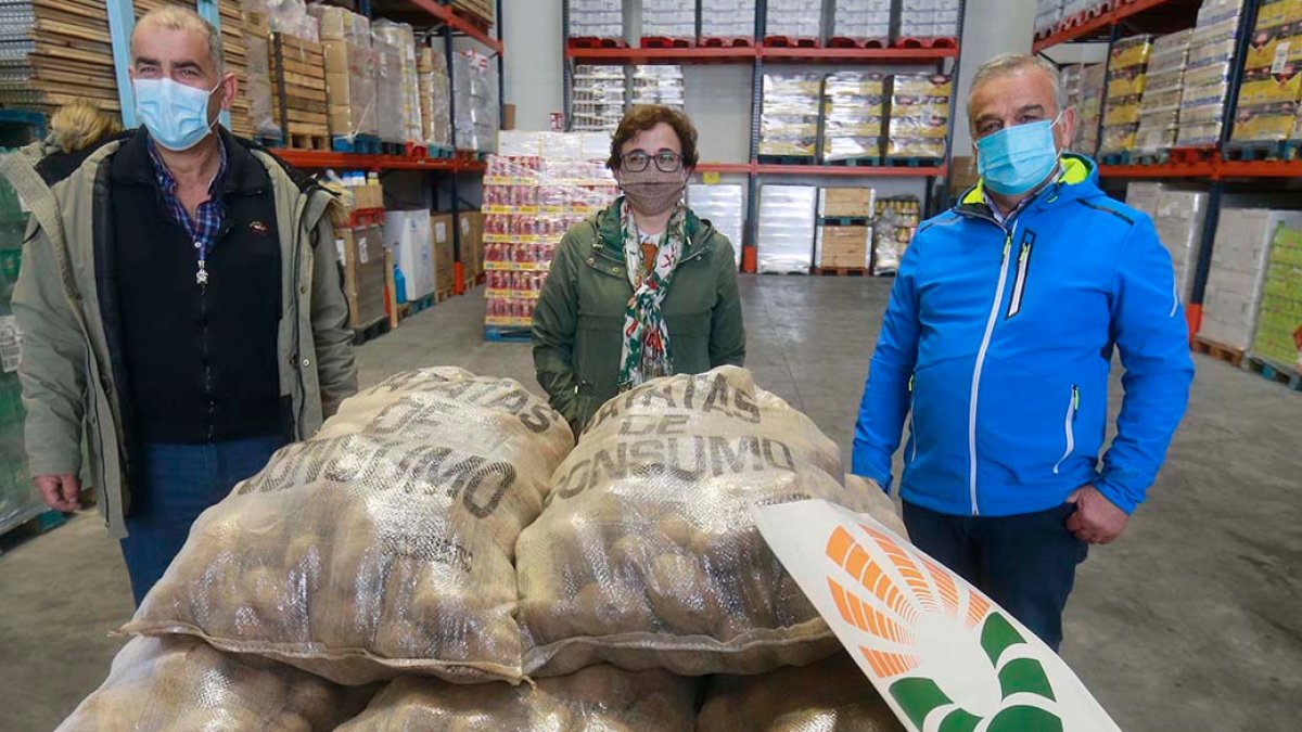 Donación de 1.000 kilos de patatas por parte de UPA al Banco de Alimentos de Burgos. RAÚL G. OCHOA