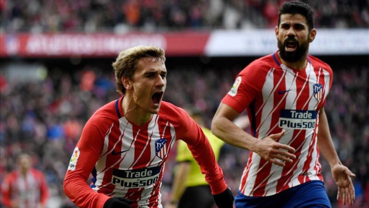 Griezmann celebra el primer gol del Atlético en presencia de Diego Costa.-JAVIER BARBANCHO / REUTERS