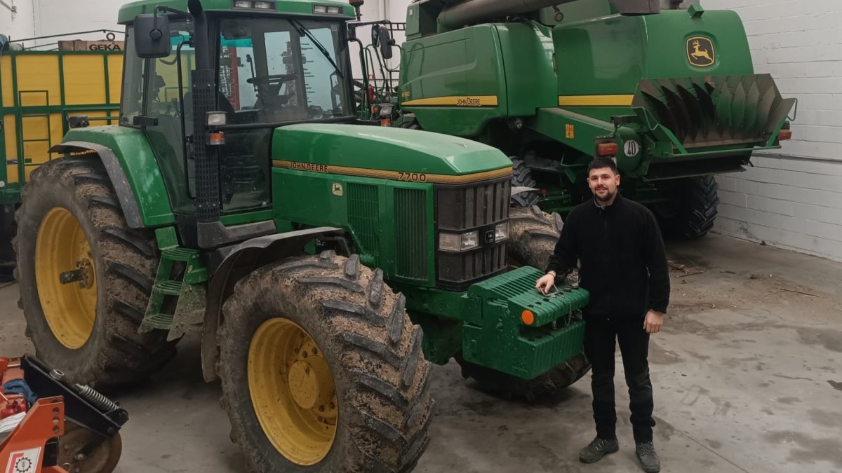 Iván compagina la gestión de sus tierras con el trabajo que hace para un agricultor de la zona