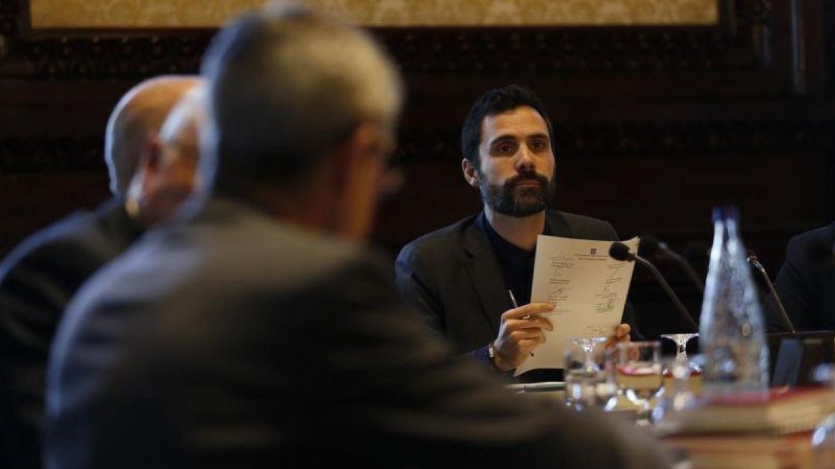 Roger Torrent preside la reunión de la Mesa del Parlament, este martes.-ALBERT BERTRAN