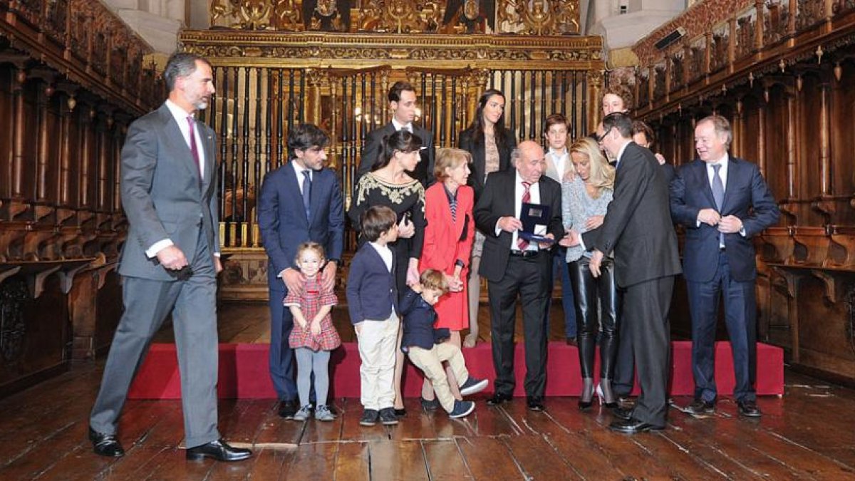 La familia Antolín se retrató con el monarca tras la entrega del premio-ISRAEL L. MURILLO