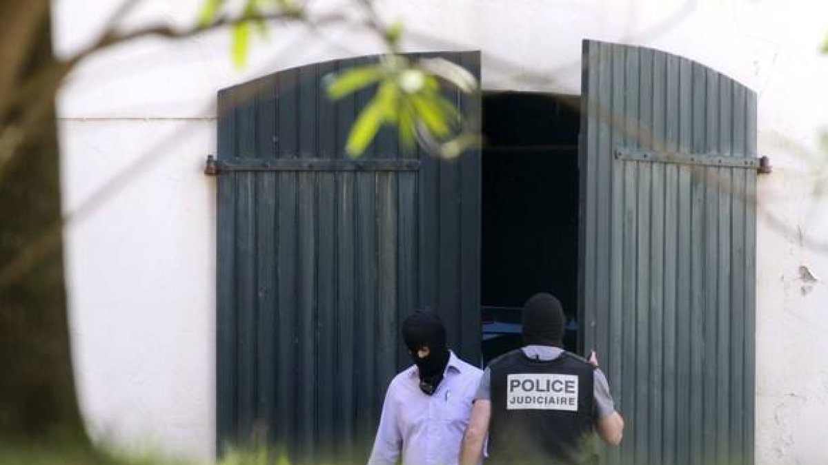 La Guardia Civil y la Policía francesa hallaron el pasado 28 de mayo un arsenal de armas y explosivos de ETA en un zulo de una vivienda ubicada en el centro de Biarritz (Francia).-Foto: EFE / JUAN HERRERO