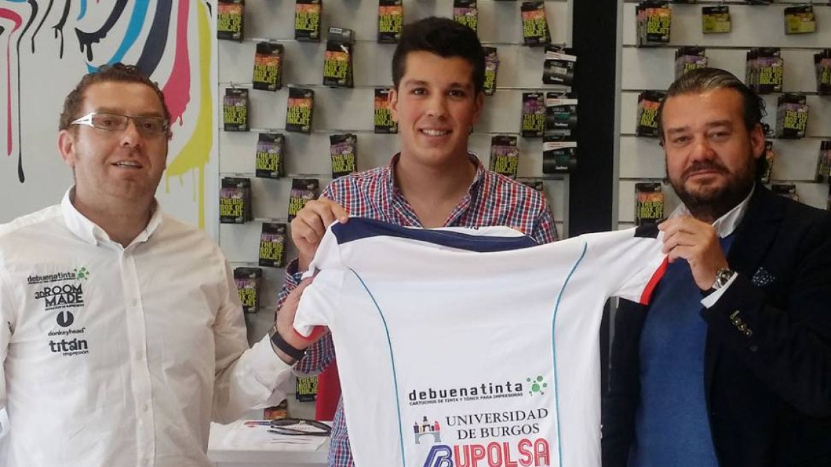 Mario Oreca posa con la camiseta con los gerentes de Debuenatinta-ECB