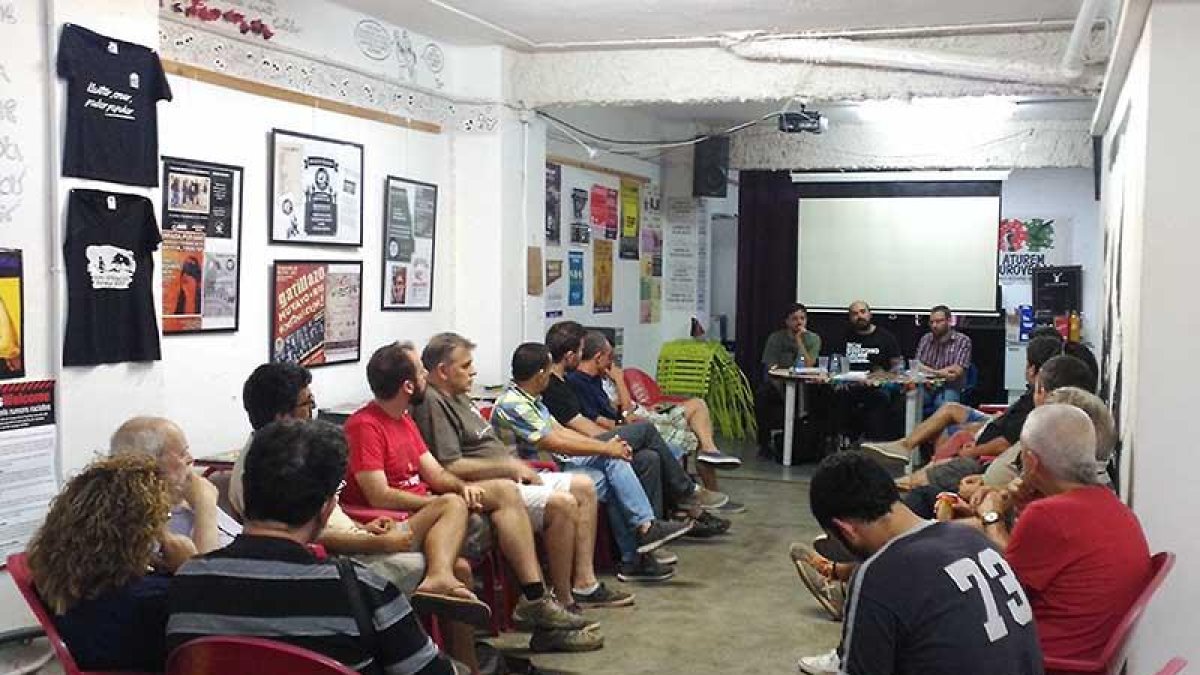A los autores les sorprendió la respuesta en la presentación en el Ateneu Popular de Cornellà (Barcelona).-