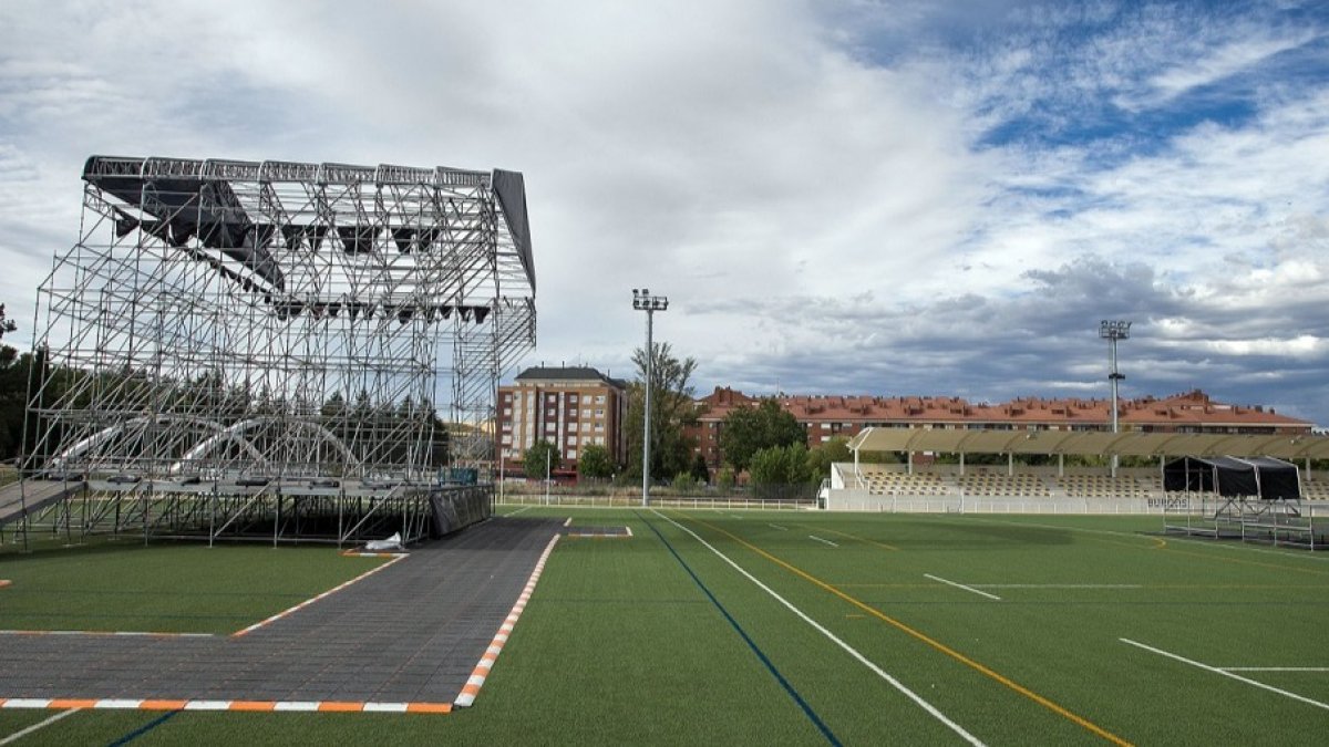 Montaje del escenario de los conciertos celebrados en el campo de San Amaro. TOMÁS ALONSO