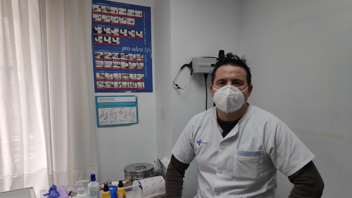Fran Berzosa, en el centro de salud donde trabaja. ECB