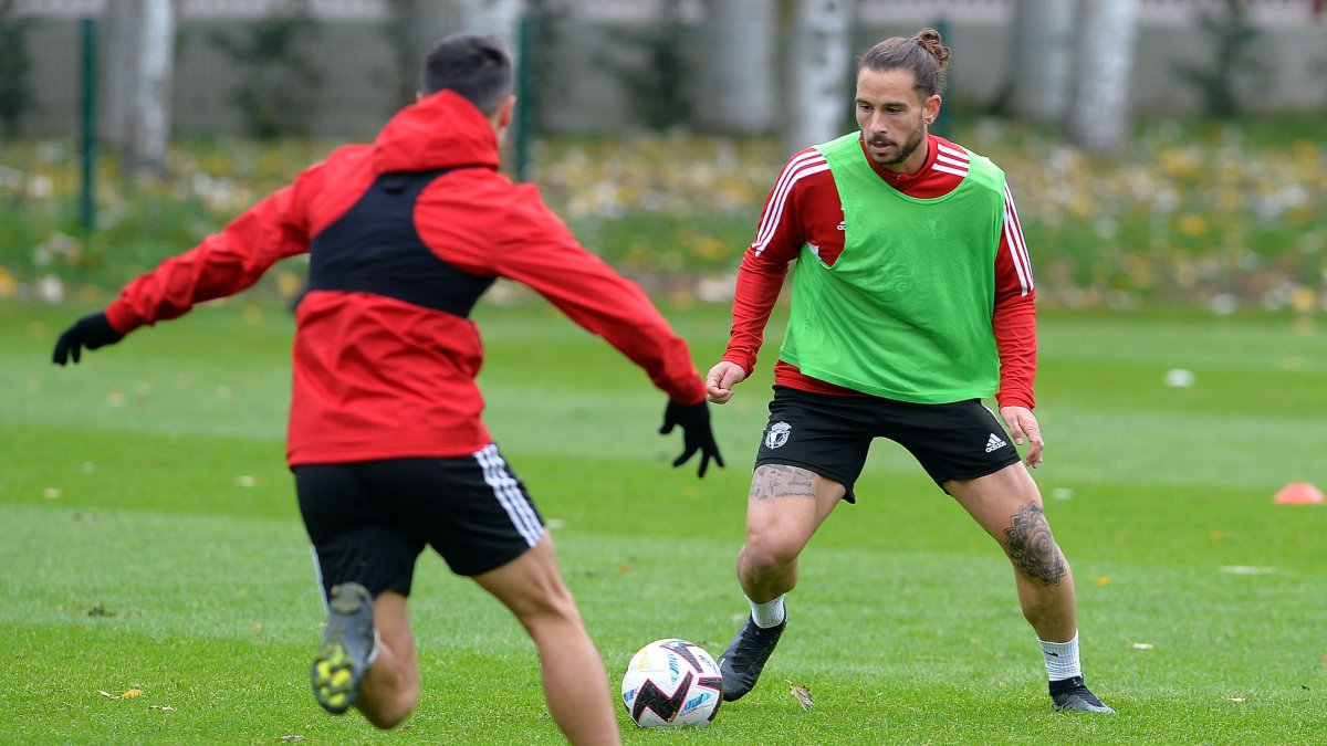 Mumo entrena sobre el verde de La Deportiva. Tomás Alonso
