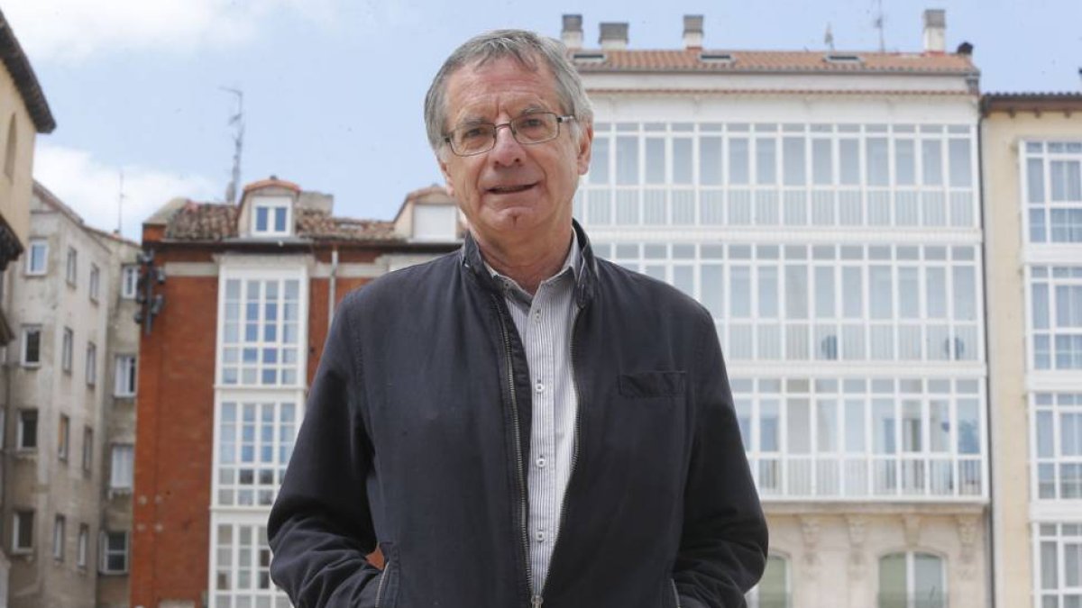 Fernando Ortega Barriuso, delante de la buhardilla donde pudo estar Eduardo Calderón.-Raúl Ochoa