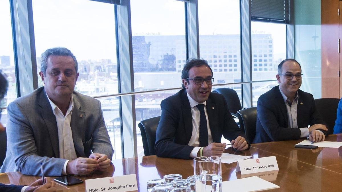 Joaquim Forn, Josep Rull y Jordi Turull, en una reunión en agosto del 2017.-QUIQUE GARCÍA (EFE)