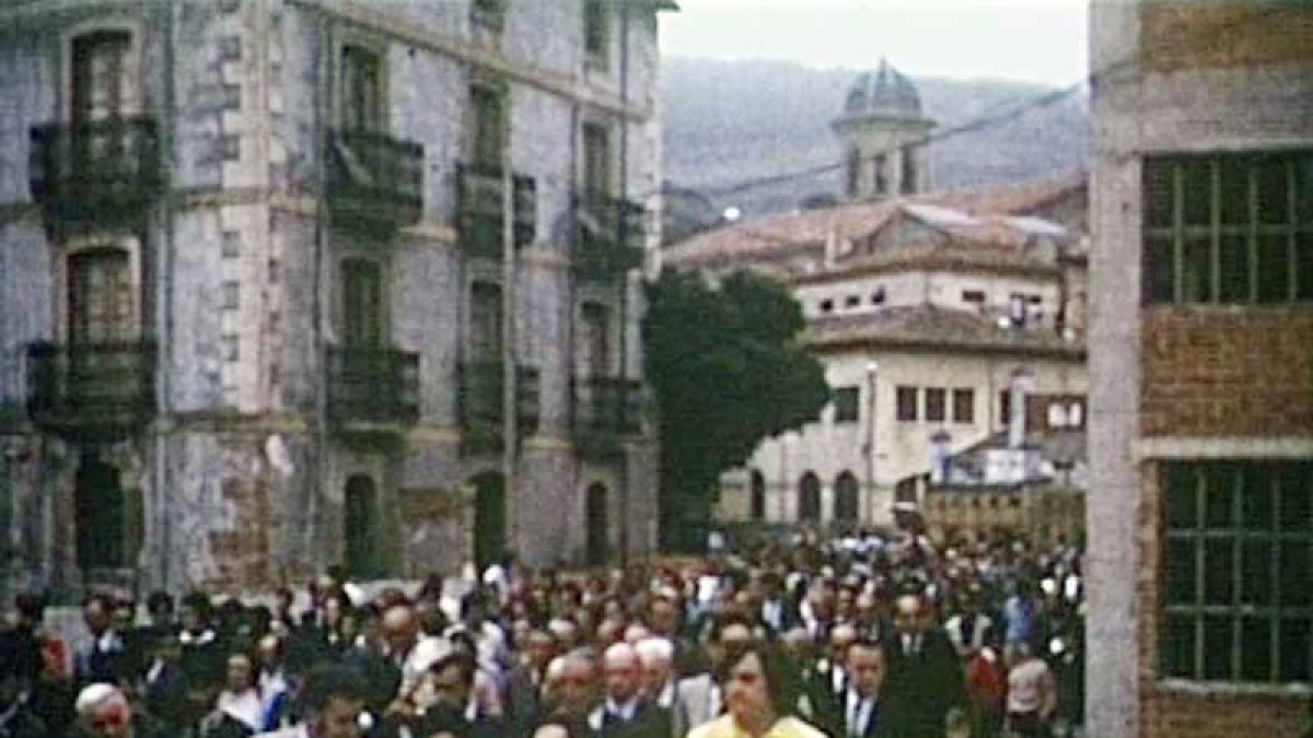 Fotograma del documental que recoge una procesión que tuvo lugar en Pradoluengo hace 42 años.-ECB
