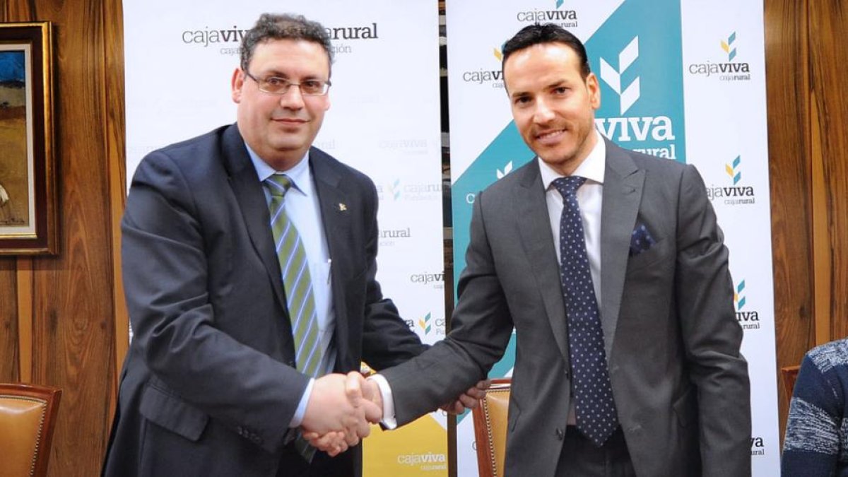Germán Martínez (Caja Rural) yFélix Sancho (CB Miraflores) sellan el convenio de colaboración.-ISRAEL L. MURILLO