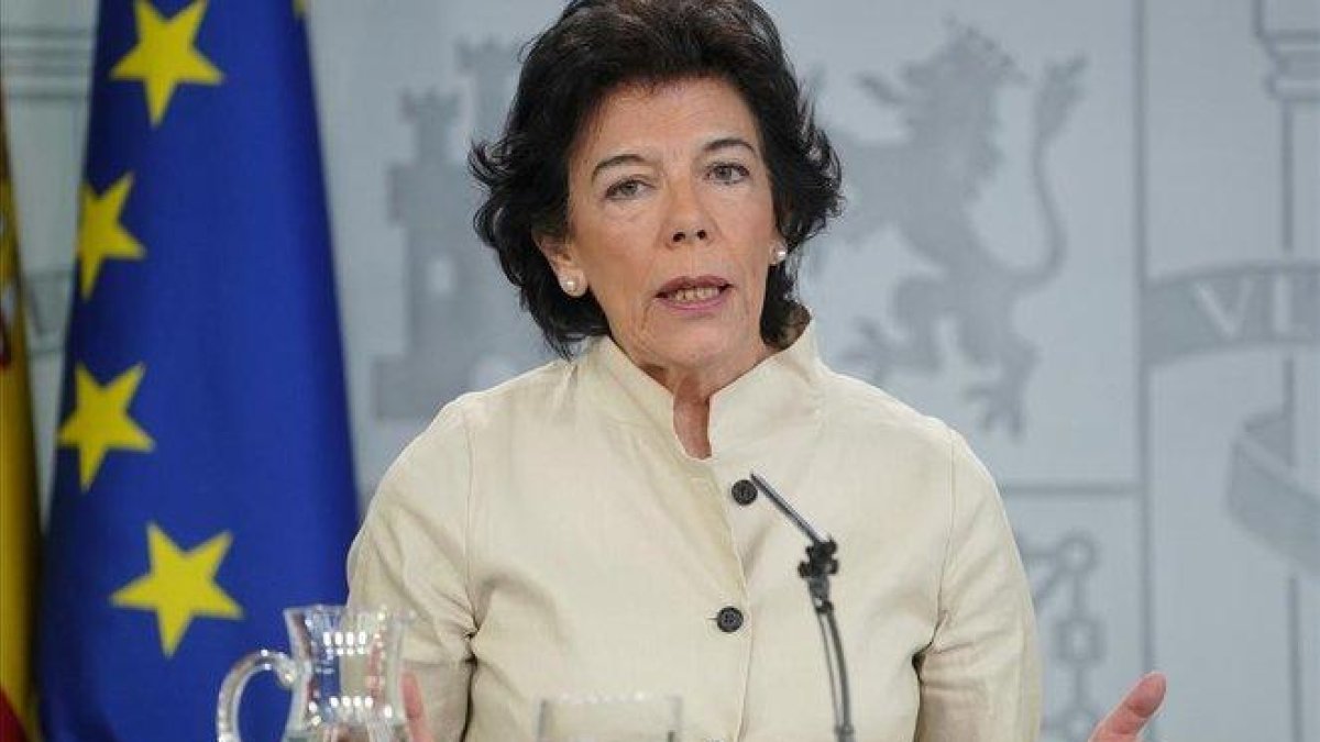 La ministra portavoz, Isabel Celaá, este viernes en rueda de prensa tras el Consejo de Ministros.-JOSÉ LUIS ROCA