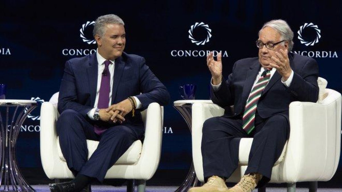 El mandatario Iván Duque (izquierda) durante una charla con el empresario Howard Buffett en Nueva York.-PRESIDENCIA DE COLOMBIA