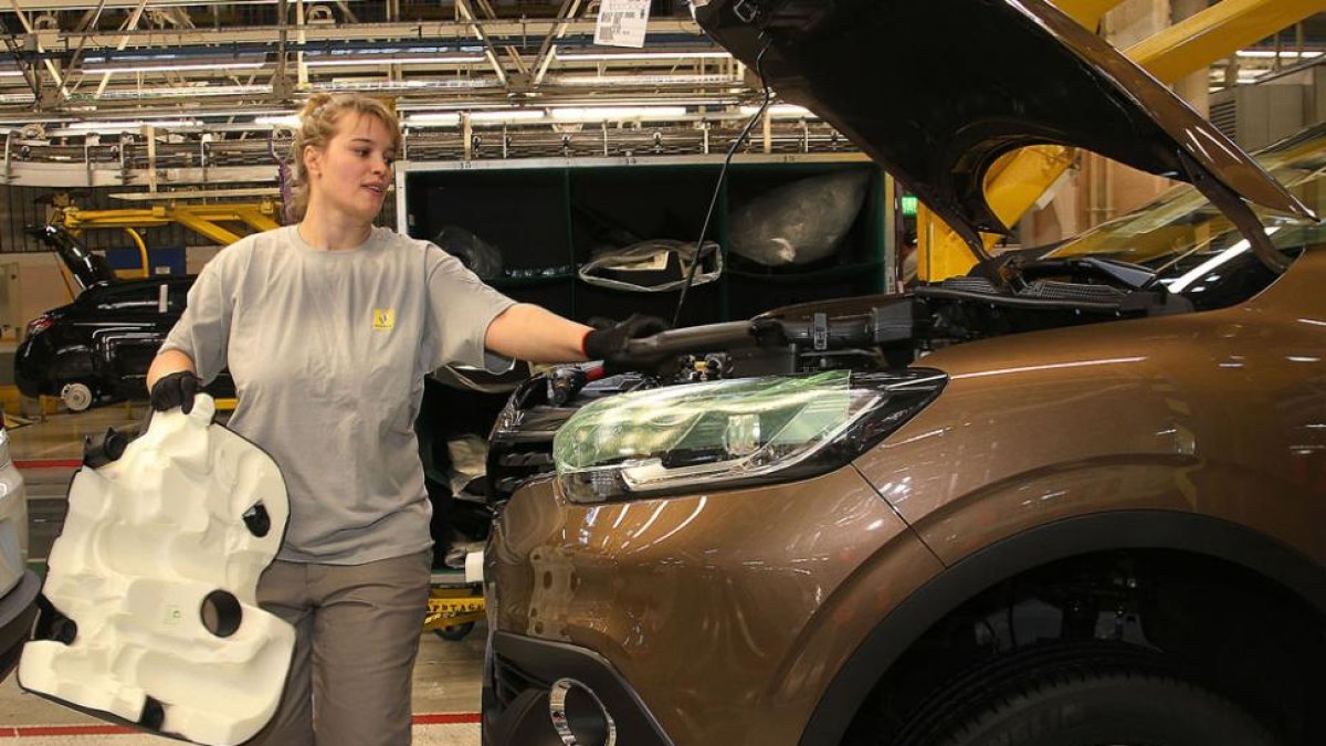 Una de las empleadas de Renault en la factoría de Villamuriel de Cerrato trabaja en el montaje de un Megane.-ICAL