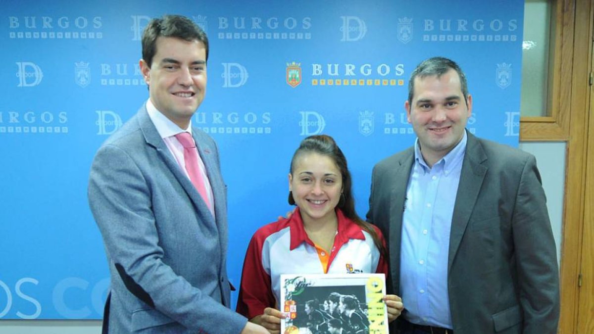 La jugadora Palmira Incinillas posa junto al edil ÁngelIbáñez y el presidente delAparejadores,Leví Moreno, ayer.-ISRAEL L. MURILLO