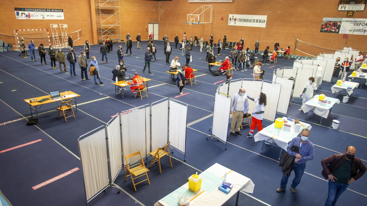 Imagen de vacunaciones en el polideportivo del UBU. SANTI OTERO