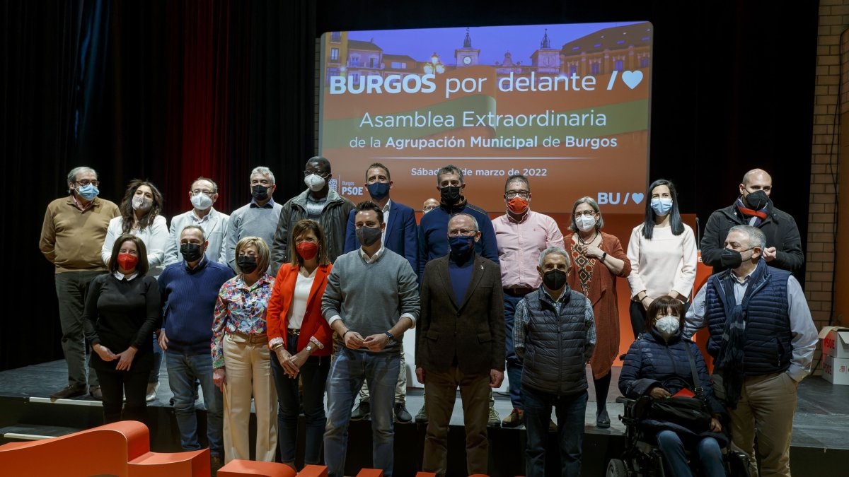 Imagen de la nueva ejecutiva de la Agrupación Municipal del PSOE. SANTI OTERO