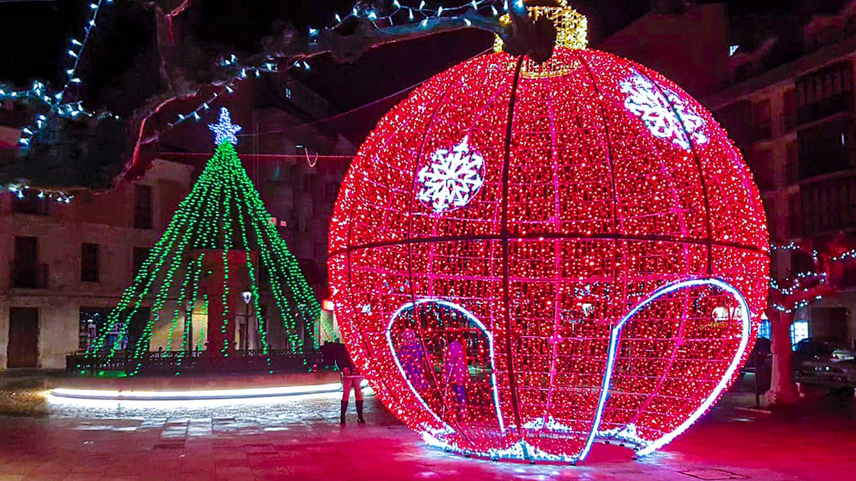 La localidad,y a con las luces de Navidad, quiere  ayudar a los diferentes sectores a recuperar la actividad. ECB